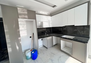 Двухкомнатная квартира в новой готовой резиденции в районе Оба, прев. 15